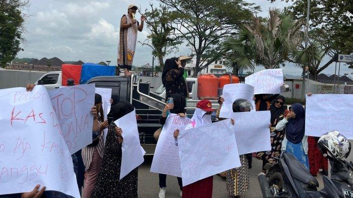 HARGA BUKU DI SAMARINDA MAHAL - Aksi protes ibu-ibu di Samarinda terkait harga buku paket dan LKS yang dianggap mahal, Rabu (24/7/2024). Ibu-ibu di Samarinda pertanyakan sekolah gratis itu seperti apa? Bagaimana batasan gratisnya?