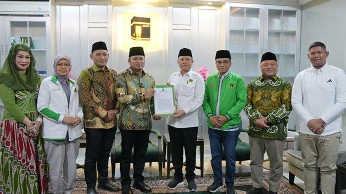 Plt. Ketua Umum DPP PPP, Mardiono didampingi Sekretaris Jenderal (Sekjen) PPP, Arwani Thomafi dan Ketua DPW PPP Kaltim, Gamalis menyerahkan map berlogo partai ka’bah berwarna hijau kepada pasangan calon (paslon) Rudy Mas’ud–Seno Aji berupa rekomendasi dukungan Pilkada 2024, Jumat (26/7/2024).