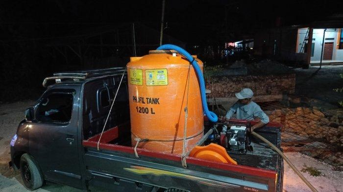 Proses pengisian air bersih yang dialirkan ke penampungan air di rumah warga di Kecamatan Sepaku, Kabupaten Penajam Paser Utara.TRIBUNKALTIM.CO/ZAINUL