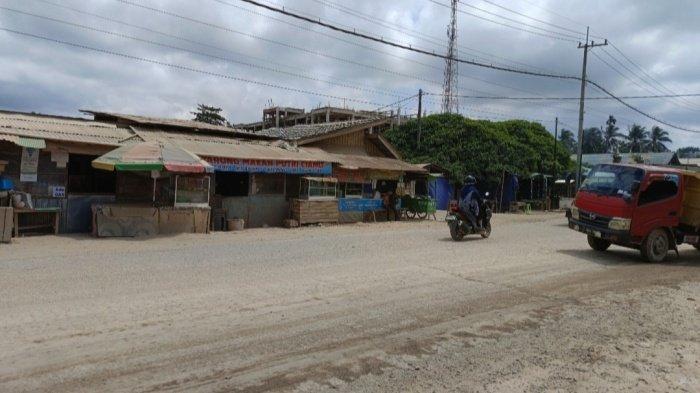 IKN KALTIM - Pemandangan jalan raya dan warung-warung hingga permukiman warga sepanjang pinggir jalan poros Kecamatan Sepaku terpapar oleh debu yang cukup tebal. Foto diambil, Jumat (27/6/2024). Dampak proyek IKN Kaltim, derita warga Sepaku harus menghirup debu siang dan malam, di rumah bahkan sekolah.