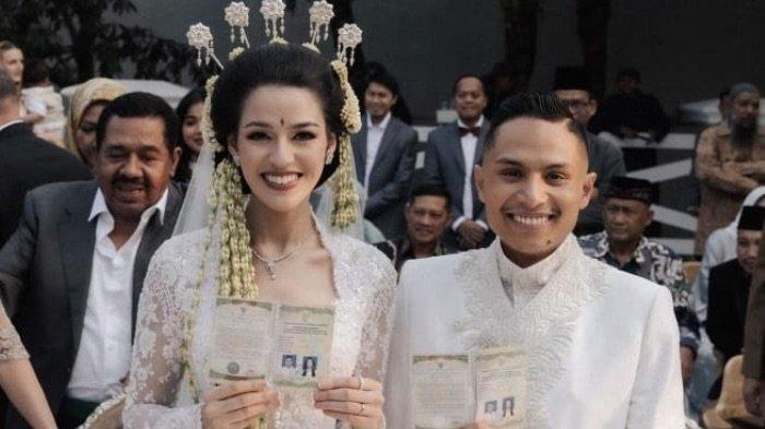 Bintang film dan sinetron Susan Sameh melepaskan status lajang dan menikah. Susan Sameh membagikan foto pernikahannya di akun media sosialnya, Sabtu (27/7/2024).