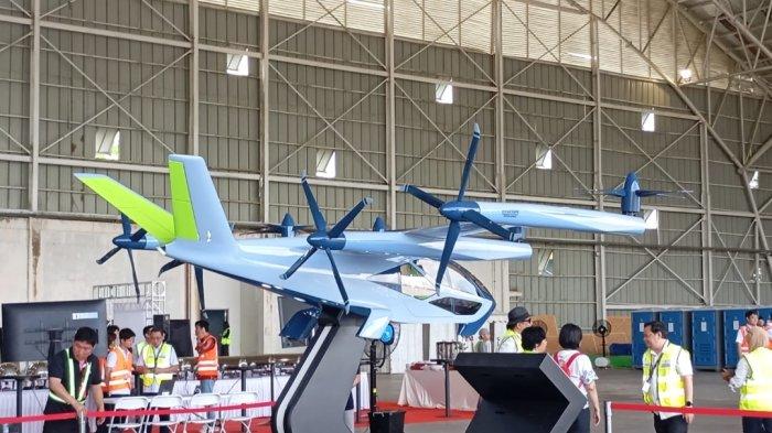TAKSI TERBANG - Prototype sky taxi (taksi terbang) telah menjalani uji coba perdana di Bandar Udara Aji Pangeran Tumenggung Pranoto, Samarinda, Kalimantan Timur, Senin (29/7/2024) siang. Purwadi, ekonom dari Unmul Samarinda kritisi taksi terbang ini. Secara makro, Purwadi menunjukkan bahwa kondisi ekonomi Indonesia sedang tergerus, dengan hampir 40 persen konsumsi menengah menurun, yang berdampak pada daya beli masyarakat. 