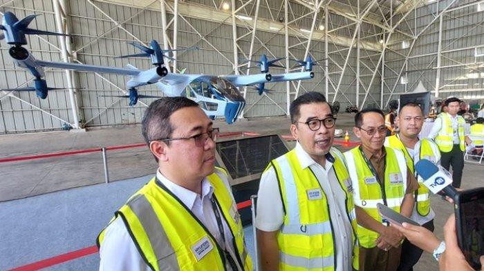 Deputi Bidang Transformasi Hijau dan Digital Otorita Ibu Kota Nusantara (OIKN) Mohammed Ali Berawi (tengah) saat menjelaskan uji coba taksi terbang di Bandara APT Pranoto Samarinda.