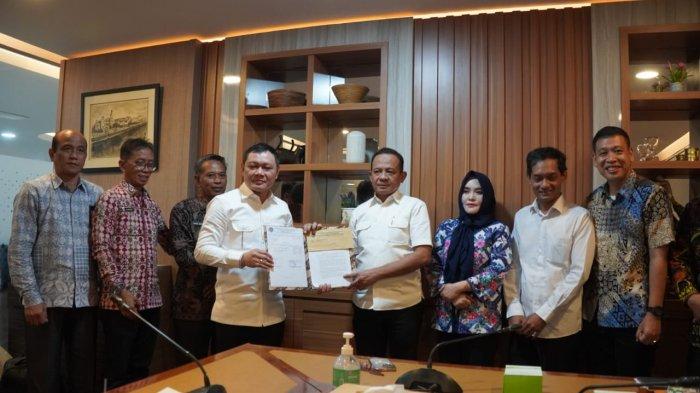 PERUBAHAN STATUS LAHAN - Bupati Paser, Fahmi Fadli saat menerima surat perubahan status lahan HPL Transmigrasi menjadi APL yang diserahkan oleh Direktorat Direktorat Jenderal Penetapan Hak dan Pendaftaran Tanah, Kementerian Agraria dan Tata Ruang/Badan Pertanahan Nasional (ATR/BPN) RI, Asnaedi pada 29 Juli 2024 di Kota Jakarta.