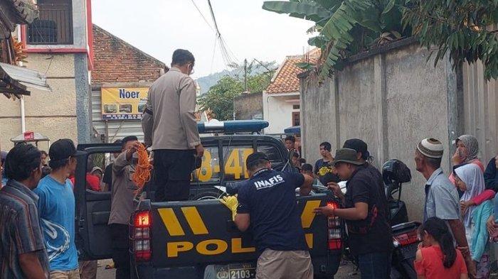 Polisi melakukan evakuasi dua kerangka tengkorak di sebuah rumah di di RT 11 RW 15, Desa Tani Mulya, Kecamatan Ngamprah, Kabupaten Bandung Barat (KBB), Jawa Barat, Senin (29/7/2024).