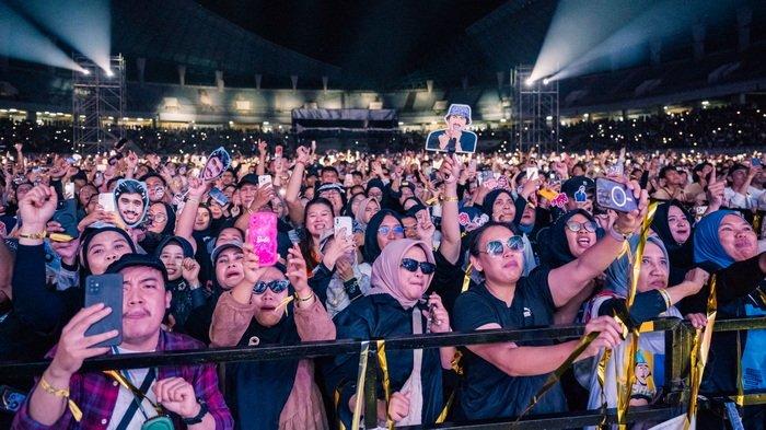 HISTERIS - Pennggemar Sheila on 7 terpuaskan dengan tur Sheila On 7 “Tunggu Aku Di” yang digelar di Stadion Palaran, Samarinda Sabtu (27/7/2024) lalu.