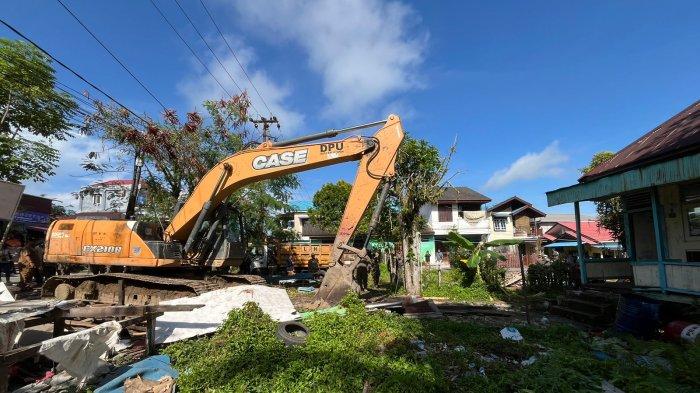 MEMBANGUN RUMAH SAKIT - Pemkot Balikpapan mengandalkan excavator dalam pembongkaran di lokasi pembangunan Rumah Sakit di Balikpapan Barat, Kota Balikpapan, Provinsi Kalimantan Timur. Asisten I Setdakot Balikpapan, Zulkifli mengatakan, pemerintah daerah melalui Satpol PP sudah memberikan surat pemberitahuan kepada warga.
