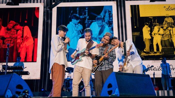 LEPAS RINDU - Mantan gitaris Sheila On 7 Saktia Ari Seno muncul di panggung dengan gitarnya  dan turut memainkan 2 lagu Temani Aku dari album kedua 'Kisah Klasik Untuk Masa Depan' serta Dan dari album perdana 'Sheila On 7', di Stadion Palaran, Samarinda Sabtu (27/7/2024) lalu.