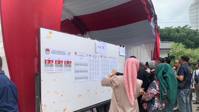 PILKADA KALTIM 2024 - Tempat pemungutan suara. Pandangan generasi Z di Kota Samarinda, Provinsi Kalimantan Timur atas Pilkada langsung tahun 2024, terungkap pada Rabu (31/7/2024). Di Kalimantan Timur akan dilakukan pemilihan bupati-wakil bupati, walikota-wakil walikota hingga pemilihan gubernur dan wakilnya. 