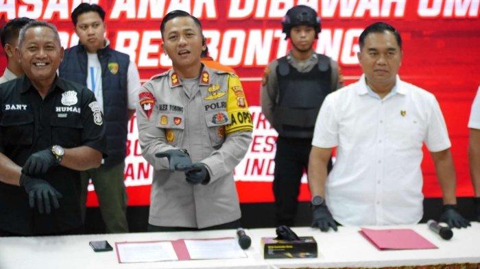 AYAH ANIAYA BALITA DI BONTANG - Polres Bontang menggelar konferensi pers penganiayaan balita usia 2 bulan. Sosok AA, ayah balita usia 2 bulan yang jadi tersangka diduga terkait dengan kasus judi online dan narkoba.