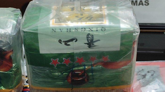 BARANG HARAM BALIKPAPAN - Penampakan barang bukti sabu seberat 3,7 kg yang berhasil diamankan polisi dikemas dalam kemasan teh cina, sebuah modus operandi yang kerap digunakan pengedar narkoba untuk mengelabui petugas.
