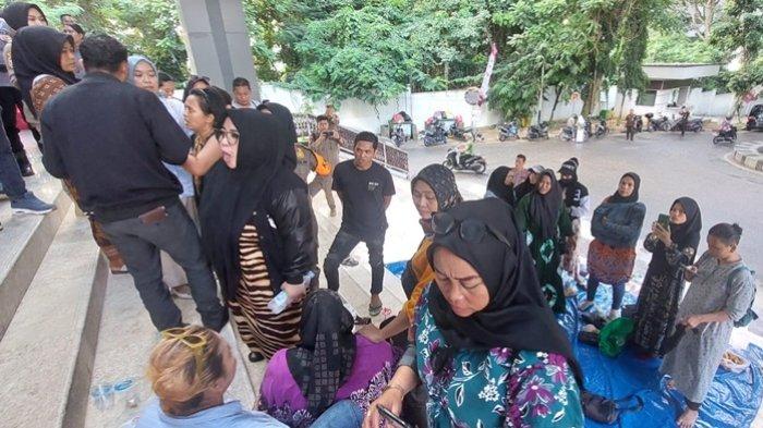 Emak-emak berdaster bergerak ke Taman Samarendah untuk melanjutkan demo terkait adanya dugaan pungli di SD dan SMP negeri di Samarinda, Kamis (1/8/2024) menjelang magrib.