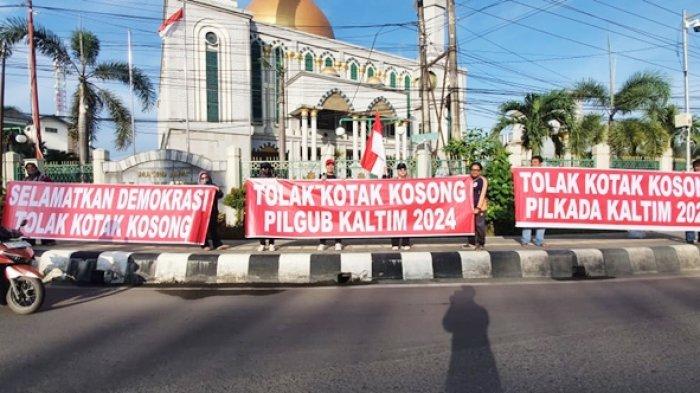 Sejumlah masyarakat yang mengatasnamakan Solidaritas Masyarakat Demokrasi Kalimantan Timur (SOMASI Kaltim) melakukan kampanye tolak kotak kosong Pilgub Kaltim 2024. Aksi damai dengan membentangkan spanduk bertuliskan “Tolak Kotak Kosong Pilgub Kaltim 2024”digelar di Simpang 4 Jalan dekat Mall Lembuswana, Jumat (2/8/2024).