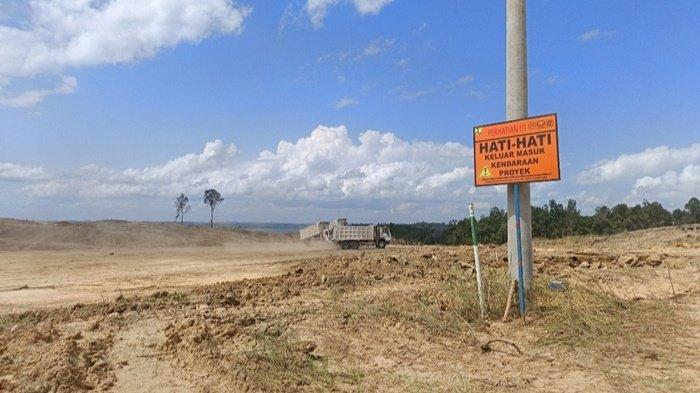 Truk angkutan konstruksi proyek yang lalu-lalang di jalan poros Kelurahan Pantai Lango, Kecamatan Sepaku, Penajam Paser Utara, yang mengangkut material tanah uruk untuk penimbunan runaway Bandara VVIP di IKN.