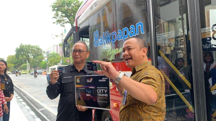 BUS TRANS BALIKPAPAN - Peluncuran kartu uang elektronik atau e-money pra-bayar (prepaid) edisi khusus Bacitra ini dilakukan secara simbolis di salah satu titik koridor A, halte depan Gedung Parkir Klandasan Balikpapan, Kalimantan Timur. 