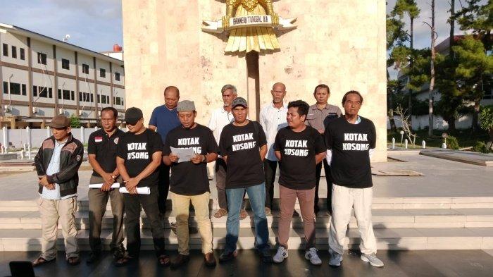 RELAWAN KOTAK KOSONG - Aksi relawan kotak kosong di Taman Makam Pahlawan, Kota Samarinda, Kalimantan Timur, Sabtu (3/8/2024). Aksi relawan ini mendesak agar parpol munculkan calon kepala daerah di Pilkada Kaltim 2024. Dan jika hanya ada satu calon maka relawan akan menyuarakan mendukung kotak kosong di Pilkada Kaltim 2024.