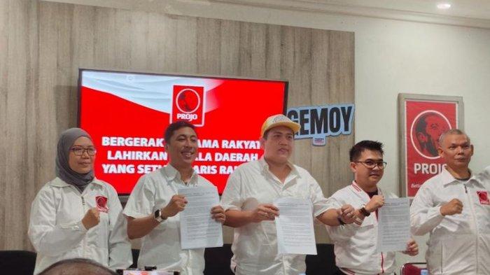 Bendahara Umum DPP Projo, Panel Barus (menggunakan topi) saat konferensi pers dukungan kepala daerah di Kantor DPP, PKB, Jakarta Selatan, Sabtu (3/8/2024). Projo akan ke IKN di Kaltim, sebut tak menggunakan uang negara.