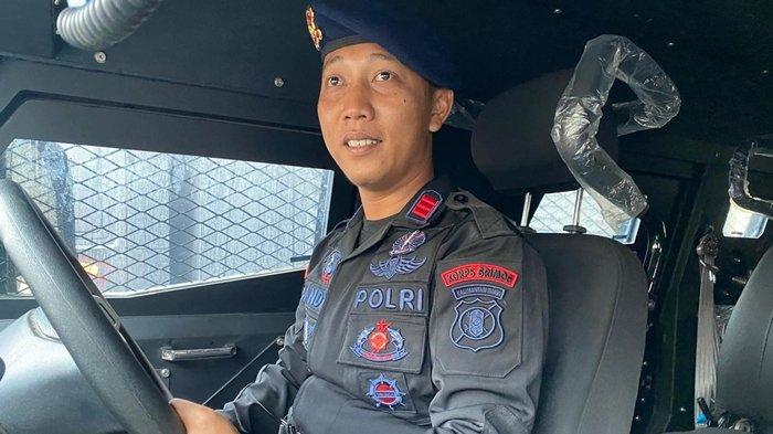 Operator APC Brimob Polda Kaltim, Bharaka Andy, saat mengendalikan kendaraan lapis baja canggih. Berbagai fitur canggih seperti kamera 360 derajat dan pelontar gas air mata guna mendukung tugas-tugas keamanan.