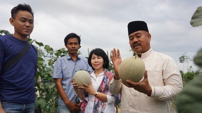 Bupati Kukar Edi Damansyah (peci hitam) saat memimpin program sektor pertanian di Kukar untuk menjawab tantangan sebagai lumbung pangan masa depan IKN.