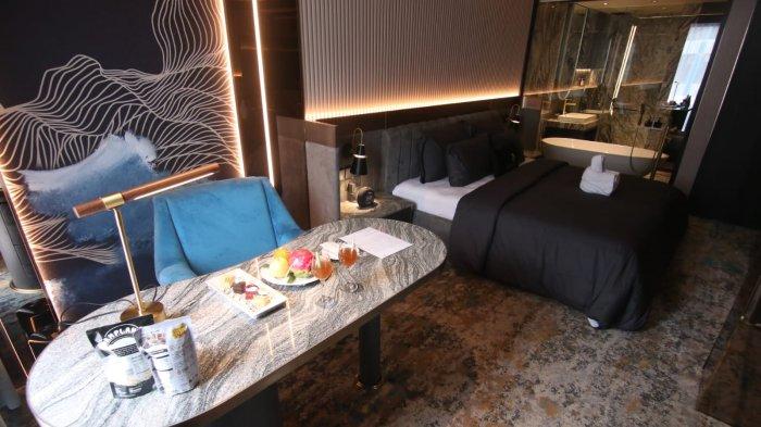 Jelang HUT RI yang akan dihelat di Ibu Kota Nusantara atau IKN Nusantara pada 17 Agustus mendatang, sejumlah hotel di Balikpapan mulai membenahi dan melengkapi fasilitasnya. Termasuk juga, Pentacity Hotel Balikpapan yang menghadirkan 16 kamar All Suite Rom dengan 3 tipe. Mulai dari Junior Suite, Business Suite, hingga Executive Suite, yang siap melayani tamu VIP. 