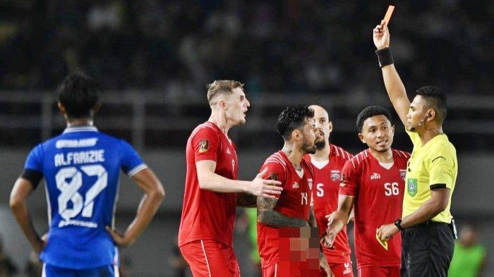 FINAL PIALA PRESIDEN - Stefano Lilipaly terkena akumulasi kartu merah di Final Piala Presiden 2024 Borneo FC Samarinda vs Arema di Stadion Manahan Solo. Dan kemudian ditambah, Borneo FC harus kalah dalam drama adu penalti dan usai pertandingan pelatih Borneo FC, Pieter Huistra lontarkan protes atas VAR.