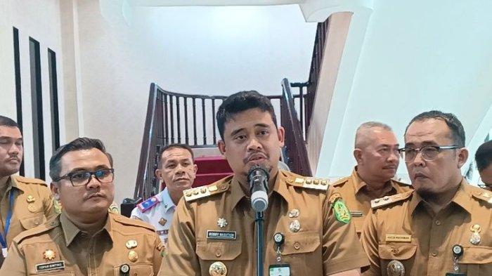 Walikota Medan Bobby Nasution saat menjawab pertanyaan wartawan di kantor walikota, Senin (22/7/2024)