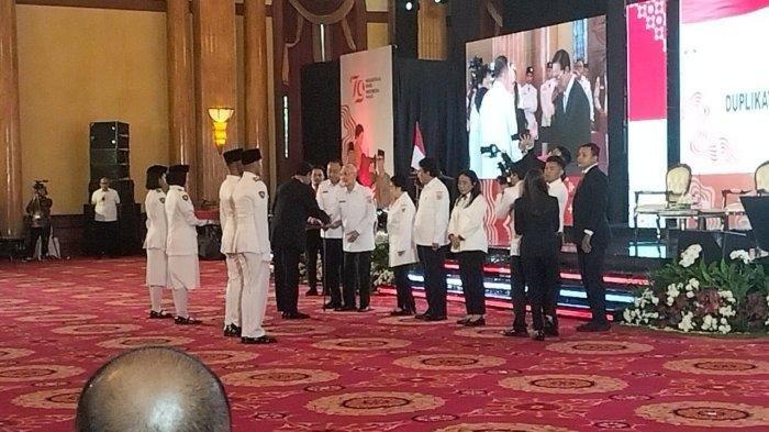 UPACARA HUT RI - Jelang Upacara HUT ke-79 RI, Presiden RI ke-5 Megawati Soekarnoputri menyerahkan duplikat bendera pusaka kepada seluruh kepala daerah se-Indonesia. Daftar agenda acara jelang Upacara HUT RI di Jakarta dan Kaltim. Ada pengukuhan Paskibraka di IKN Kalimantan Timur.