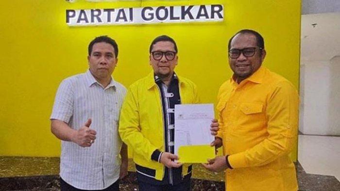 PILKADA KUTIM 2024 - Kasmidi Bulang (paling kanan) menerima SK pengesahan rekomendasi DPP Partai Golkar sebagai bakal calon Bupati Kutim 2024. Golkar resmi mengusung Kasmidi Bulang di Kutai Timur. Daftar bakal paslon di Pilkada Kutim 2024.
