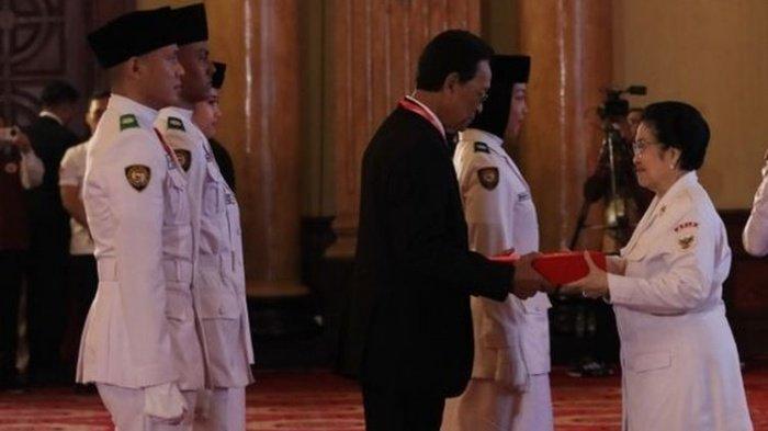 DUPLIKAT BENDERA MERAH PUTIH - Ketua Dewan Pengarah BPIP Megawati Soekarnoputri (tengah) menyerahkan duplikat bendera Merah Putih kepada Gubernur DIY Sri Sultan Hamengku Buwono X. Apa itu duplikat bendera pusaka yang akan diarak dari ke IKN Kaltim jelang Upacara HUT RI?