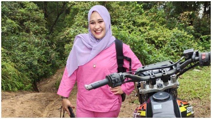 Bidan Mega Armini saat bertugas di Desa Bontojai, Kecamatan Bontocani, Kabupaten Bone.