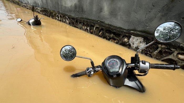 BANJIR DI BALIKPAPAN - Sejumlah ruas jalan utama di kota ini terendam air, mengakibatkan kemacetan parah dan lumpuhnya arus lalu lintas.