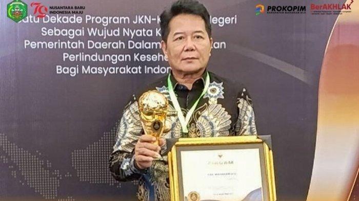 Bupati Mahulu, Bonifasius Belawan Geh menerima penghargaan UHC Awards.