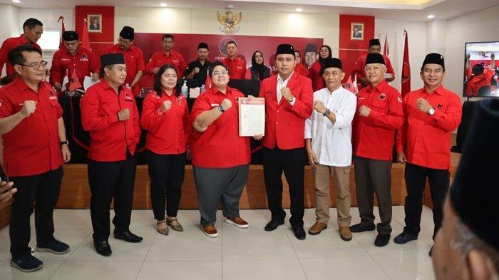 PILKADA KUBAR 2024 - PDIP saat menyerakan surat dukungan kepada Frederick Edwin dan Nanang Adriani (FENA) untuk maju sebagai calon bupati dan wakil bupati pada Pilkada Kubar 2024 di Sekretariat PDI P di Samarinda, Jumat (9/8/2024) sore.