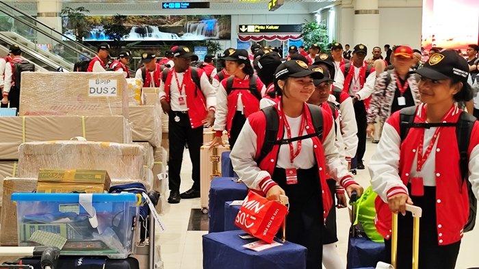 PASKIBRAKA DI IKN - Para Paskibraka 2024 gelombang kedua yang terdiri dari 38 pelajar saat tiba di Bandara SAMS Sepinggan Balikpapan, Provinsi Kalimantan Timur pada Jumat (9/8/2024).