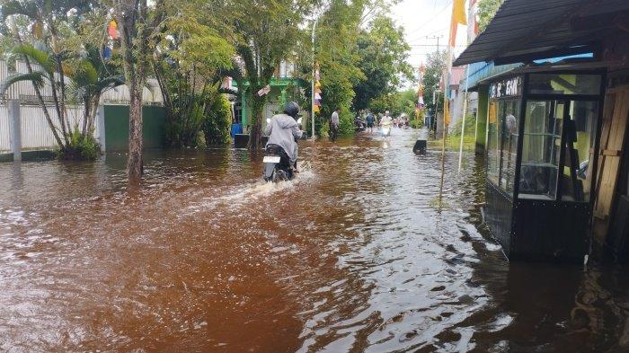 BANJIR PENAJAM - Banjir yang merendam Penajam hari ini, Jumat (9/8/2024). 
