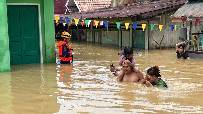 BANJIR DI BALIKPAPAN - Banjir setinggi 1 meter yang melanda kawasan Balikpapan Selatan pada Jumat (9/8/2024) pagi.