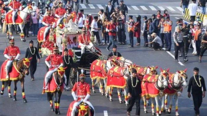 Sejumlah prajurit TNI berkuda membawa kereta kencana saat mengikuti Kirab Bendera Pusaka Merah Putih di kawasan Monumen Nasional (Monas), Jakarta, Kamis (17/8/2023). Besok kirab bendera dilakukan dari Jakarta menuju IKN di Kaltim, ini rutenya.