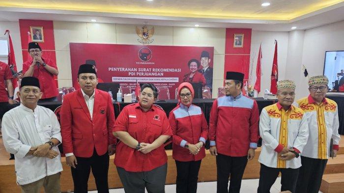 PILKADA 2024 -  Sekretaris DPD PDIP Kaltim, Ananda Emira Moeis (3 dari kiri) saat berfoto bersama 3 calon kepala daerah dari Bontang, Kutai Barat dan Mahakam Ulu, Jumat (9/8/2024).