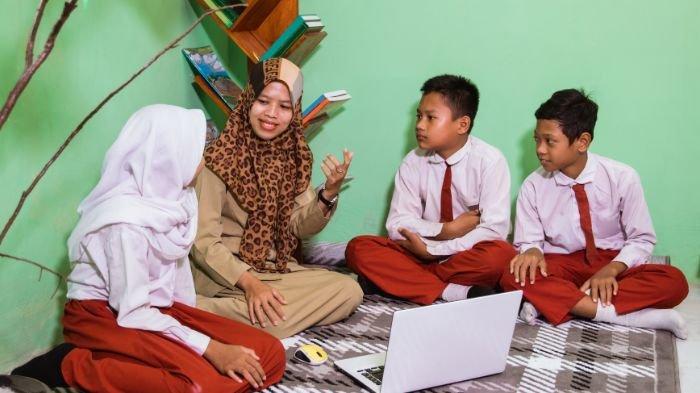 Ilustrasi siswa SD dan gurunya. Berikut contoh nama Instagram kelas 4, 5, 6 yang bisa digunakan wali kelas untuk bikin medsos kelasnya.