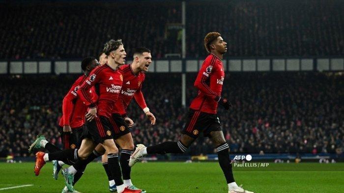 Striker Inggris Manchester United #10 Marcus Rashford melakukan selebrasi setelah melakukan tendangan penalti dan mencetak gol kedua timnya selama pertandingan sepak bola Liga Utama Inggris antara Everton dan Manchester United di Goodison Park di Liverpool, barat laut Inggris pada 26 November 2023.
