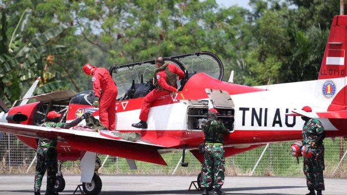 PERSIAPAN HUT RI - Pesawat Jupiter Aerobatic Team TNI Angkatan Udara jenis KT-1Woong Bee telah tiba di Landasan Pacu Bandar Udara Sultan Aji Muhammad Sulaiman Sepinggan, Balikpapan, Kalimantan Timur, Sabtu (10/8/2024). Setidaknya ada 14 pilot Jupiter Aerobatic Team yang berpartisipasi dalam penerbangan. Kemudian ditambah dengan ground crew sekitar 60 orang.