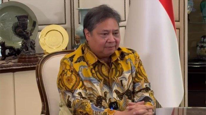 AIRLANGGA MUNDUR - Airlangga Hartarto akhirnya buka suara mengenai kabar pengunduran dirinya dari kursi ketua umum Partai Golkar. Airlangga mengumumkan kabar pengunduran diri tersebut lewat video tapping yang disebar kepada awak media pada Minggu (11/8/2024).