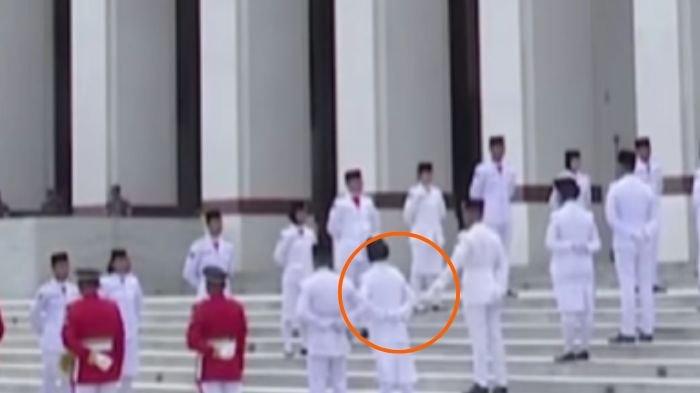 PASKIBRAKA DI IKN KALTIM - Video viral menunjukkan paskibraka hampir pingsan saat kirab bendera pusaka di IKN Kaltim.