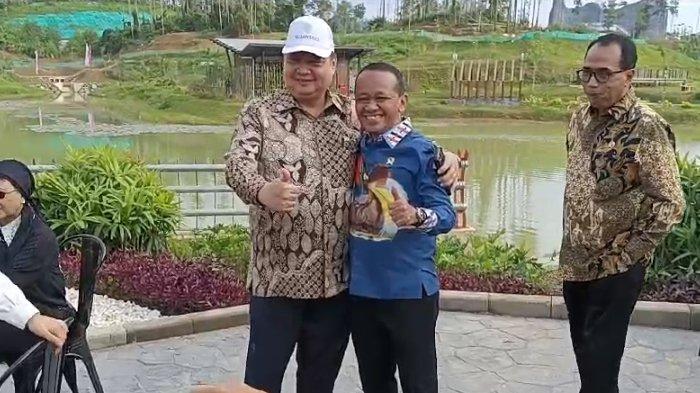 Airlangga Hartarto dan Bahlil Lahadalia foto bersama di sela agenda kerja di Ibu Kota Nusantara atau IKN, Penajam Paser Utara, Kalimantan Timur, Senin (12 /8/2024). Pertemuan kedua menteri ini menjadi sorotan di tengah dinamika Partai Golkar.