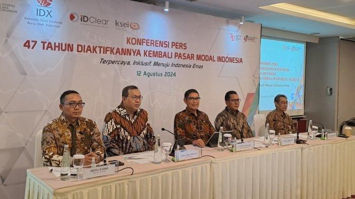 Direktur Utama BEI Iman Rachman (kedua dari kiri) dalam acara konferensi pers