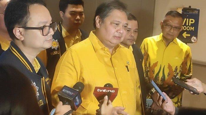 AIRLANGGA MUNDUR - Airlangga Hartarto mengumumkan mundur dari Ketua Umum Golkar. Setelah mundur sebagai Ketua Umum Golkar, Airlangga ke IKN Kaltim. Airlangga ke IKN Kaltim untuk dinner bareng Jokowi dan persiapan sidang kabinet.