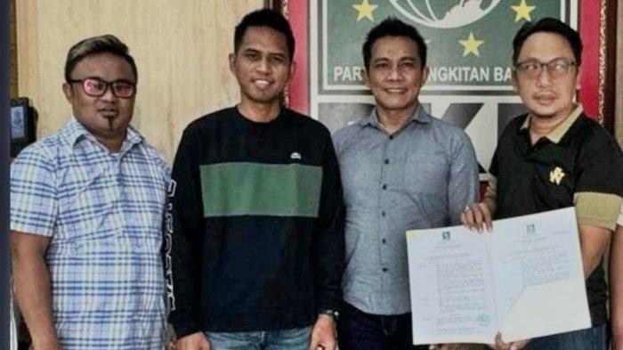 PILKDA BONTANG 2024 - Sutomo Jabir (baju hitam hijau) berdampingan dengan Nasrullah, bersama Ketua Dewan Syuro DPC PKB Bontang Firman, menunjukkan surat dukungan PKB sebagai pasangan calon kepala daerah Kota Bontang.