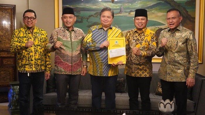 REKOMENDASI PILKADA 2024 - Airlangga Hartarto saat menyerahkan SK kepada Rudy Mas'ud dan Seno Aji untuk maju sebagai bakal calon Gubernur dan Wagub di Pilkada Kaltim 2024. Daftar bakal calon kepala daerah di Kaltim yang sudah dapat rekomendasi dari Golkar di Pilkada 2024. Apakah ada perubahan setelah Airlangga mundur?