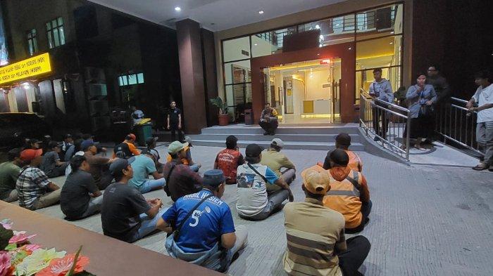 JUKIR LIAR SAMARINDA - Potret puluhan jukir yang diduga liar saat diberi pembinaan di Mapolresta Samarinda, Selasa (13/8/2024) dini hari. Setelah proses pendataan, 27 jukir liar lainnya akhirnya dipulangkan dan menunggu arahan dari Dinas Perhubungan Kota Samarinda. Tujuannya untuk dilakukan pembinaan agar tak ada lagi aksi jukir yang meresahkan warga di ibu kota Provinsi Kalimantan Timur ini.