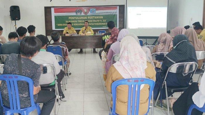 Satgas TNI Manunggal Membangun Desa (TMMD) Kodim 0904/Paser bekerjasama dengan Dinas Ketahanan Pangan (Distapang) Paser, saat memberi penyuluhan kepada petani, yang berlangsung di Aula Desa Sungai Terik, Kecamatan Batu Sopang, Kabupaten Paser, Kalimantan Timur, Rabu (14/8/2024).